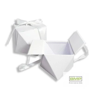 Díszdoboz exkluzív fehér 18,5 x 18,5 x 13,5 cm