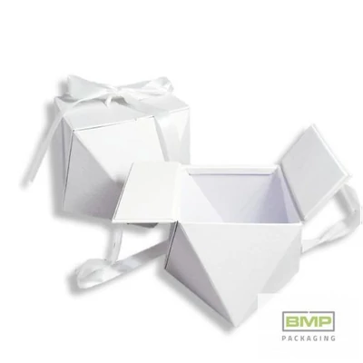 Díszdoboz exkluzív fehér 24,5 x 24,5 x 17,8 cm