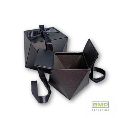 Díszdoboz exkluzív fekete 18,5 x 18,5 x 13,5 cm